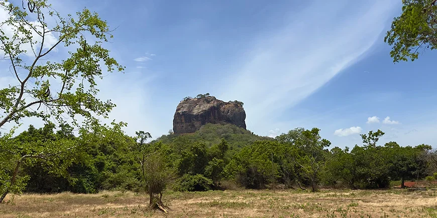 Sigiriya op een wolkenloze dag