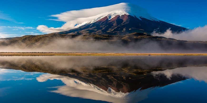 Cotopaxi vulkaan in Ecuador weerspiegeld in het water