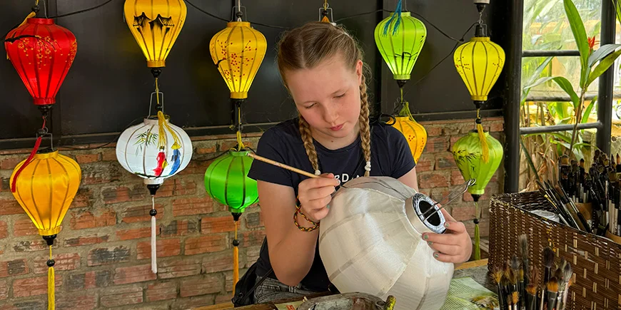 Meisje dat lantaarns beschildert in Hoi An, Vietnam