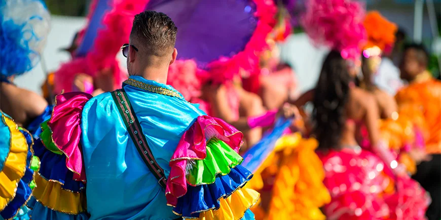 Mensen gekleed in kleurrijke kostuums voor het carnaval in Rio