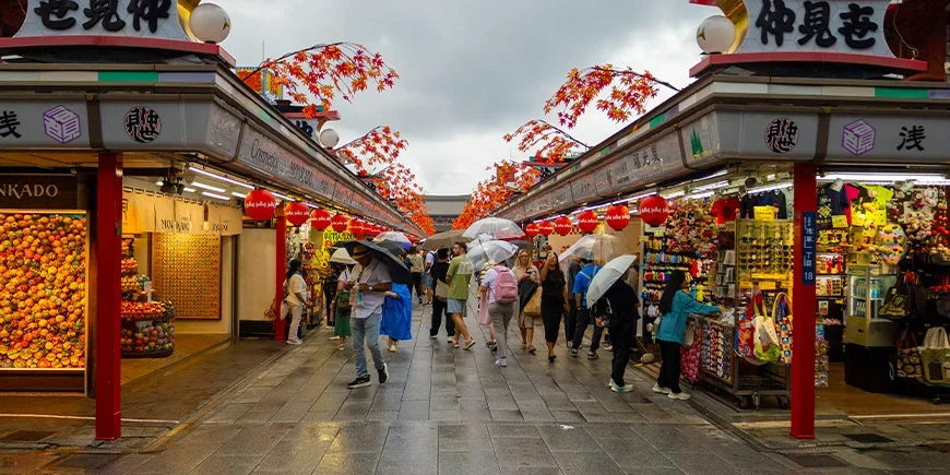 Het pad dat leidt naar de Sensoji-tempel in Asakusa, Tokio