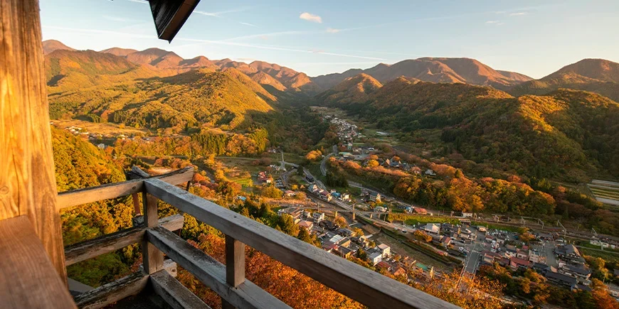 Uitzicht vanaf de Yamadera-tempel in Japan tijdens de herfst