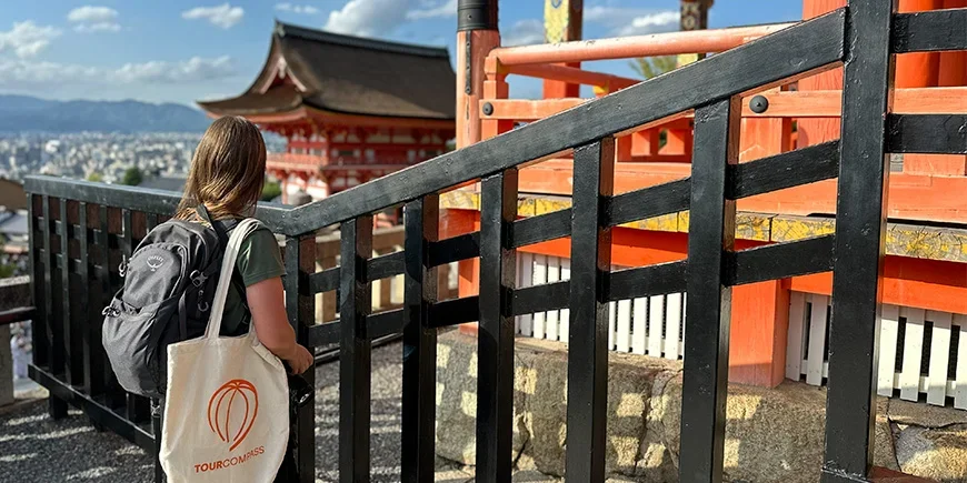 Medewerker van TourCompass bij de Kiyomizu-tempel in Kyoto