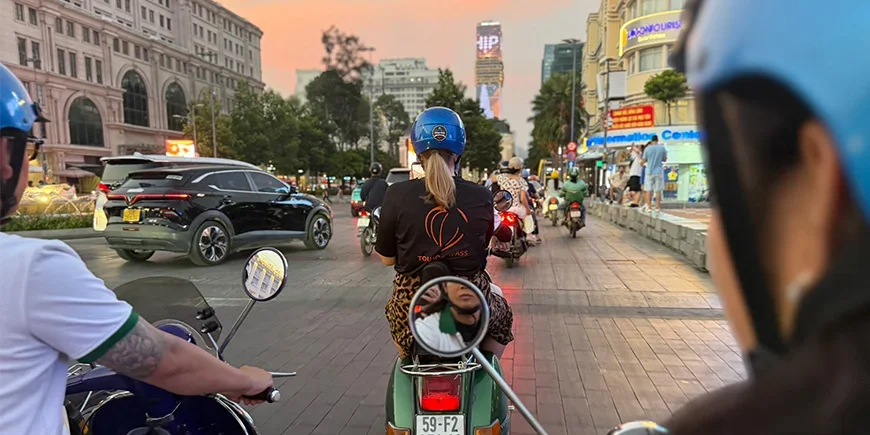 Michelle van TourCompass op een Vespa in Ho Chi Minhstad