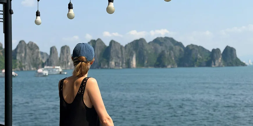 Iida van TourCompass bewondert de kalkstenen kliffen van de Ha Long-baai