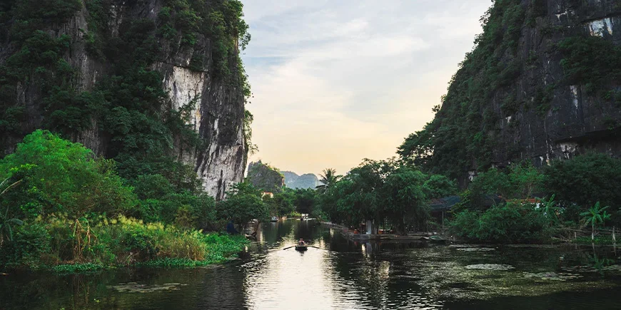 De kalkstenen kliffen van Ninh Binh in het noorden van Vietnam