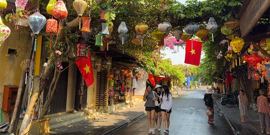 Prachtige straat met lantaarns in Hoi An