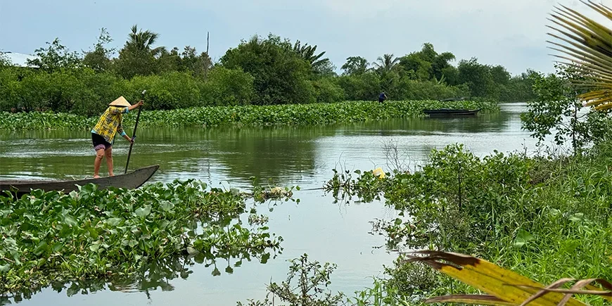 Vietnamees op een boot in de Mekongdelta