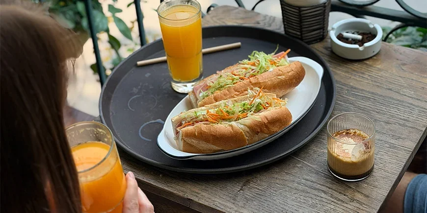 Banh Mi-sandwich en koffie in een café in Hanoi