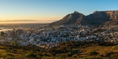 Kaapstad van boven gezien in het licht van de zonsondergang