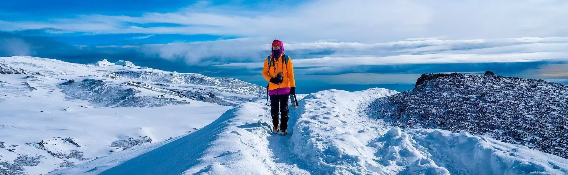 Hiker in de sneeuw op de Kilimanjaro