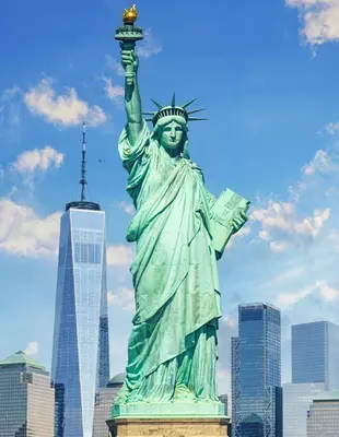 Uitzicht op het Vrijheidsbeeld met blauwe lucht op de achtergrond