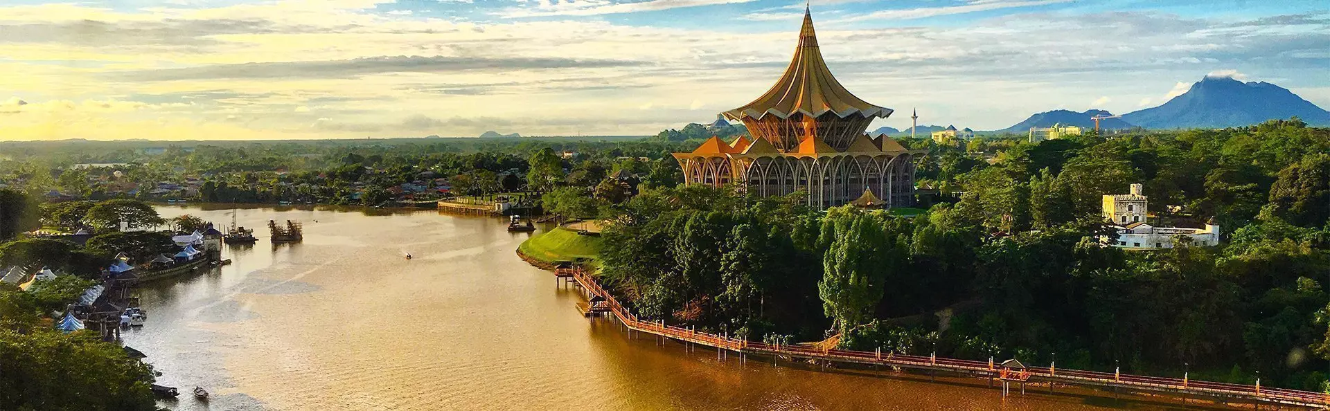 Avondzon over de Sarawak rivier in Kuching, Sarawak, Borneo