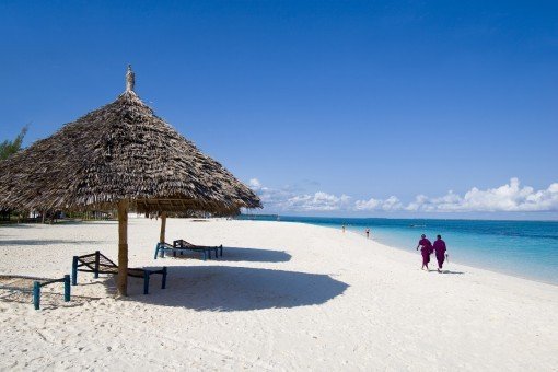 Lokale mensen aan de waterkant op Zanzibar