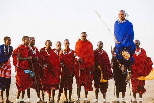 De vrolijke zang en hoge sprongen van de Masai