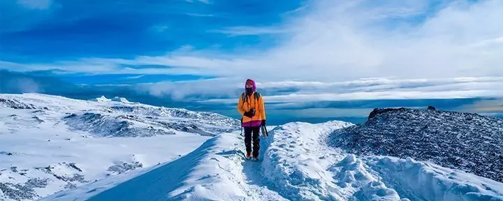 Hiker in de sneeuw op de Kilimanjaro
