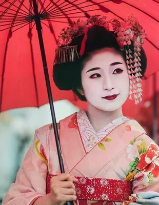 Japanse geisha onder een paraplu