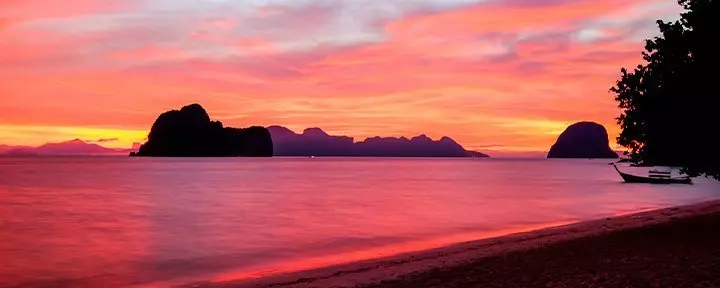 Zonsondergang bij Koh Ngai in Thailand