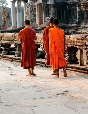 Drie monniken lopen in Angkor Wat