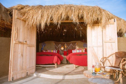 Een van de hutten van de lodge in traditionele Masai-stijl