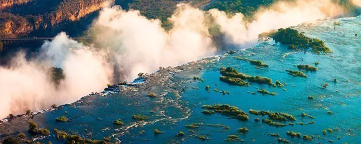 Overzichtsfoto van de Victoriawatervallen bij zonsondergang
