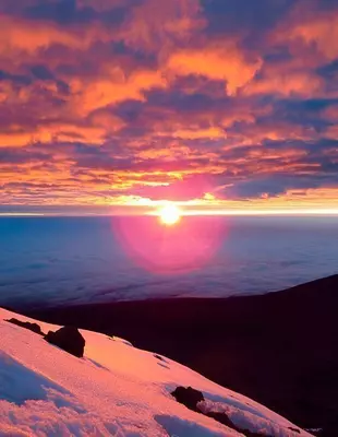 Zonsopgang met roze lucht op de Kilimanjaro