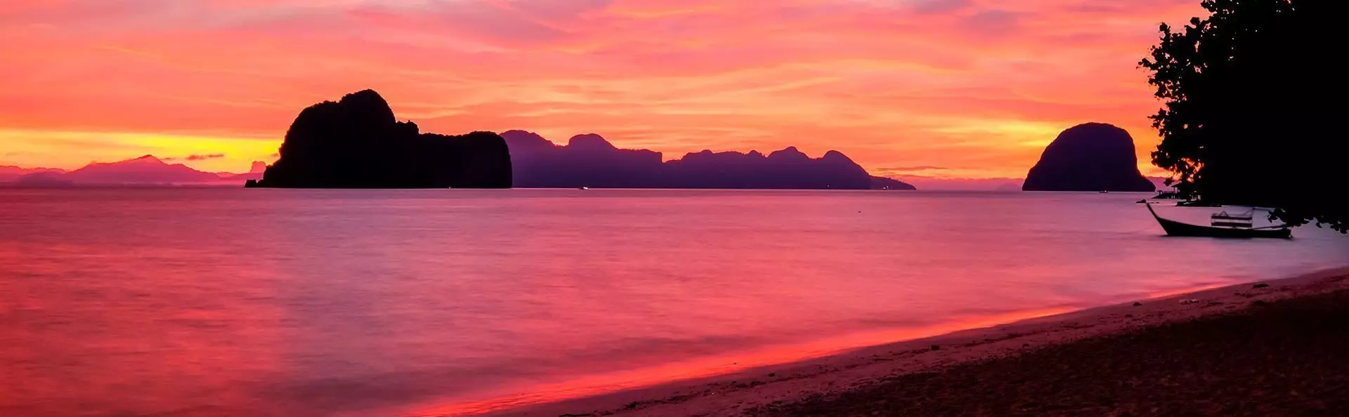 Zonsondergang bij Koh Ngai in Thailand