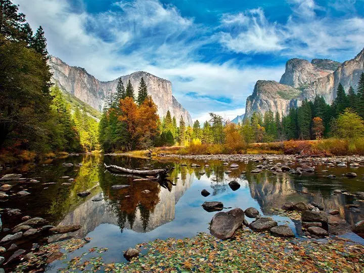 El Capitan en Merced River in Yosemite National Park bedekt met herfstkleuren
