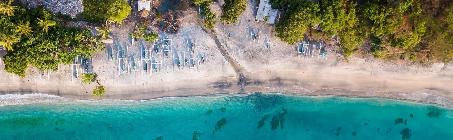 Overzichtsfoto van een strand in Indonesië