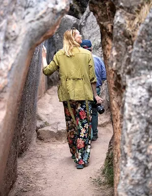 Vrouw verkent Cusco in Peru