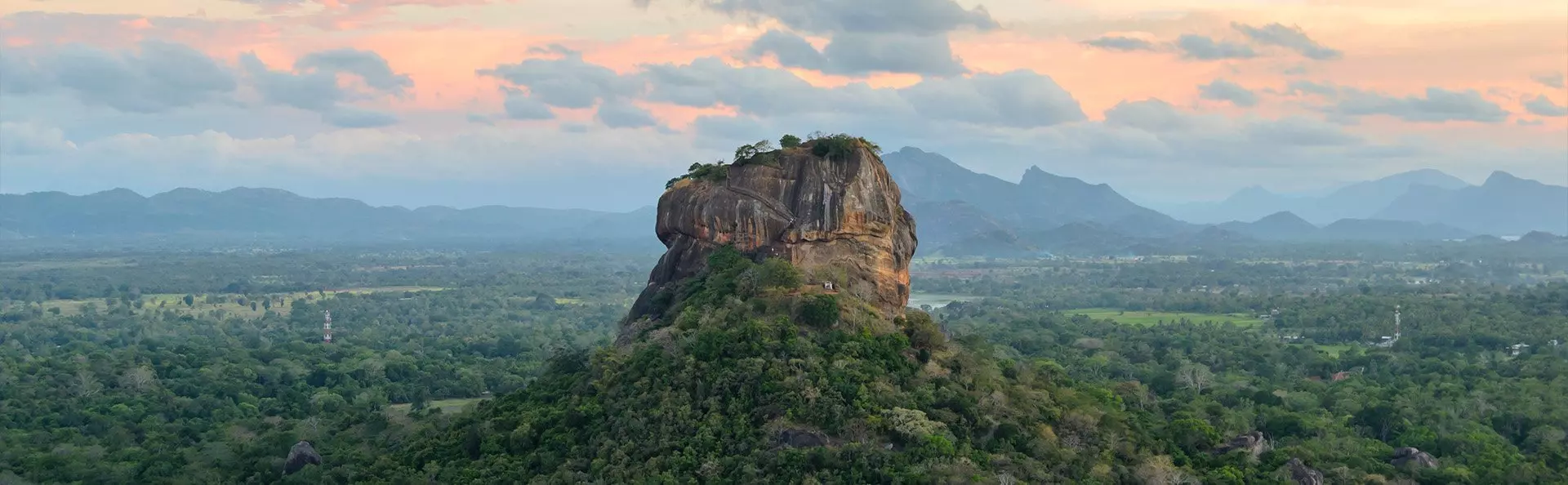 Beeld van Sigiriya in Sri Lanka in het licht van de zonsondergang