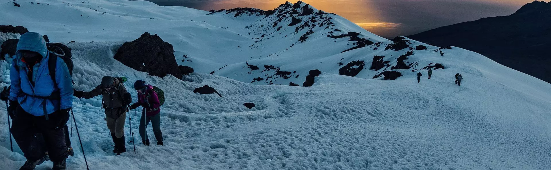 een groep beklimt de kilimanjaro in besneeuwd weer